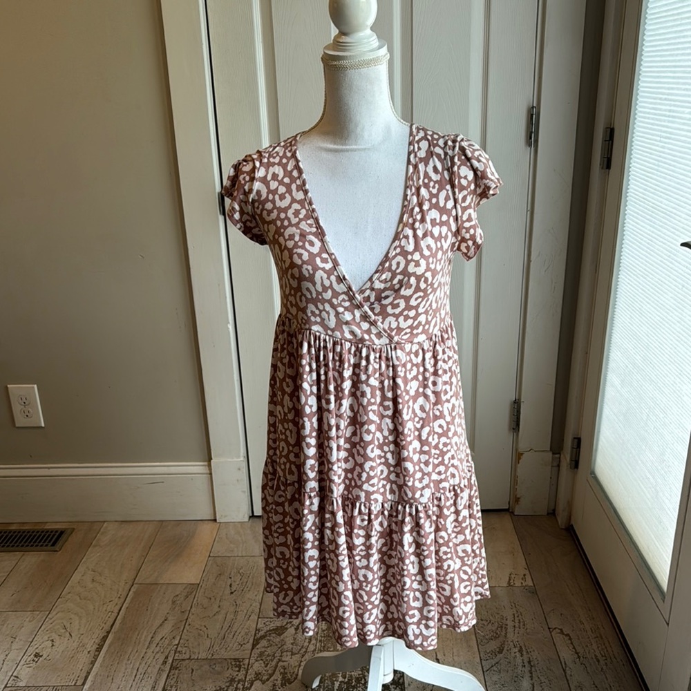 Leopard Print V-Neck Dress light mauve color. Size medium